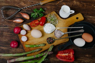 Frittata kuşkonmaz malzemelerle 