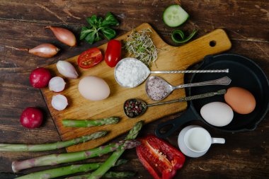 Frittata kuşkonmaz malzemelerle
