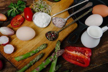 Frittata kuşkonmaz malzemelerle