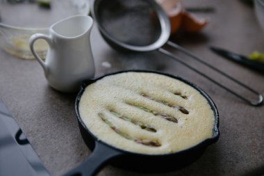 Frittata kuşkonmaz malzemelerle