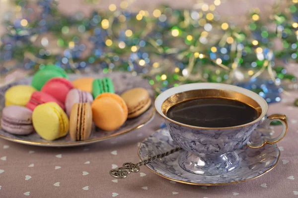 Macaroane colorate gustoase și o ceașcă de cafea — Fotografie, imagine de stoc
