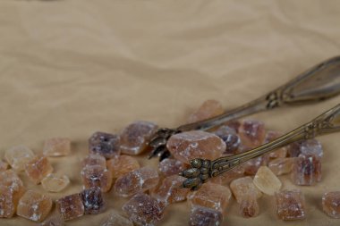 Eski kaşık ve kahverengi şeker küpleri ile metin için yer