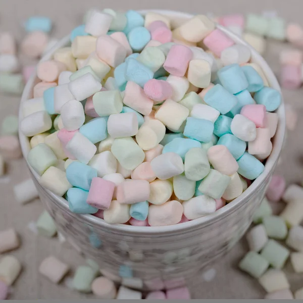 Fundo ou textura de rosa, blu e mini marshmallows brancos — Fotografia de Stock