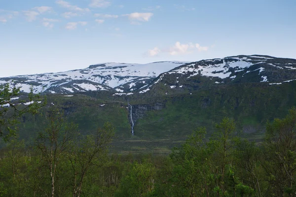 Norwegische Landschaft mit Berg im Hintergrund — Stockfoto