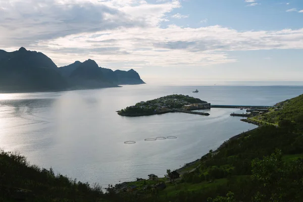 Vista del pueblo pescador noruego Husoy, Isla Senja, Noruega —  Fotos de Stock