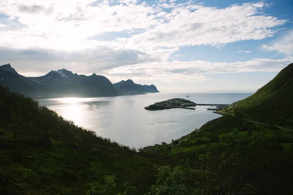 Vista del pueblo pescador noruego Husoy, Isla Senja, Noruega —  Fotos de Stock