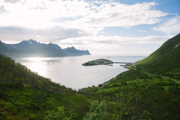 Vista del pueblo pescador noruego Husoy, Isla Senja, Noruega —  Fotos de Stock