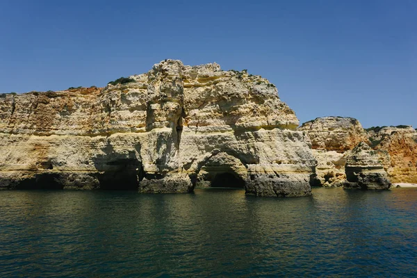 Скалы Алгарве в Португалии — стоковое фото