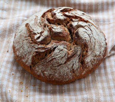 Ekmek somunu masada.