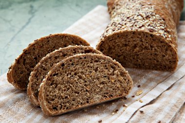 Taze dilimlenmiş İtalyan Ciabatta ekmeği ahşap arka plan üzerinde