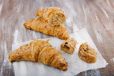 Lezzetli tereyağı kruvasan bacground kepekli un dan üzerinde