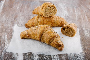 Lezzetli tereyağı kruvasan bacground kepekli un dan üzerinde