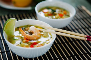 Tayland pirinç çorbası ile karides Khao Tom Goong, Tayland yemeği masada