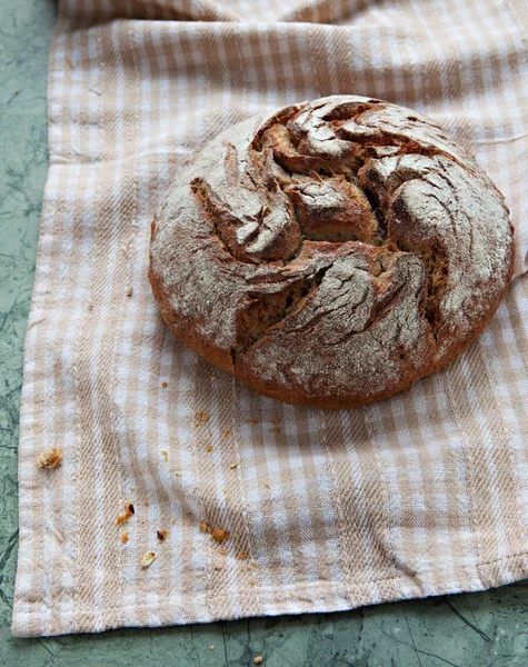 Laib Brot auf dem Tisch — Stockfoto