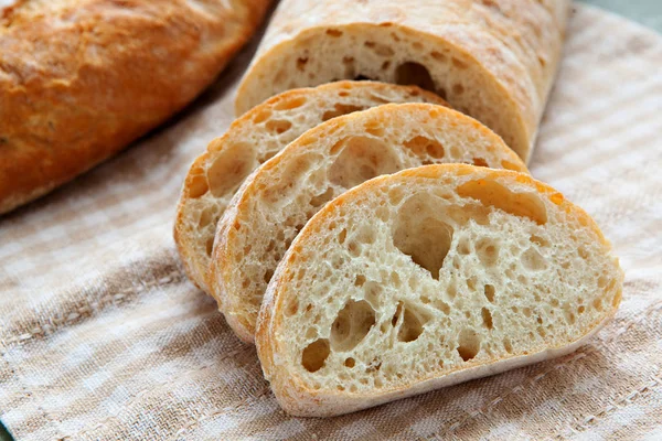 Fresco pane Ciabatta italiano affettato sullo sfondo — Foto Stock