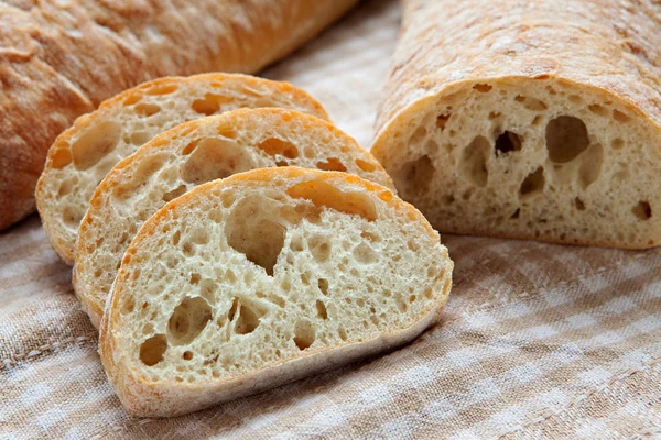 Fresco pane Ciabatta italiano affettato sullo sfondo — Foto Stock
