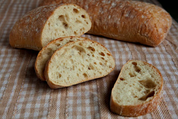 Pão de Ciabatta italiano fatiado fresco no fundo — Fotografia de Stock