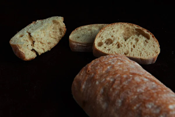 Fresco pane Ciabatta italiano affettato sullo sfondo — Foto Stock