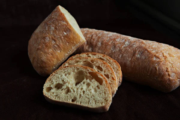 背景の新鮮なスライスされたイタリア チャバタのパン — ストック写真
