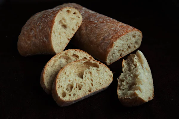 Frisches geschnittenes italienisches Ciabatta-Brot auf Hintergrund — Stockfoto