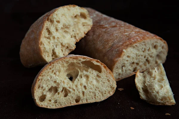 Vers gesneden Italiaans Ciabatta brood op achtergrond — Stockfoto