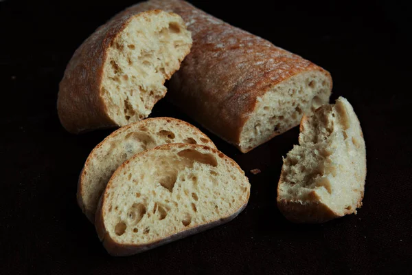 Vers gesneden Italiaans Ciabatta brood op achtergrond — Stockfoto