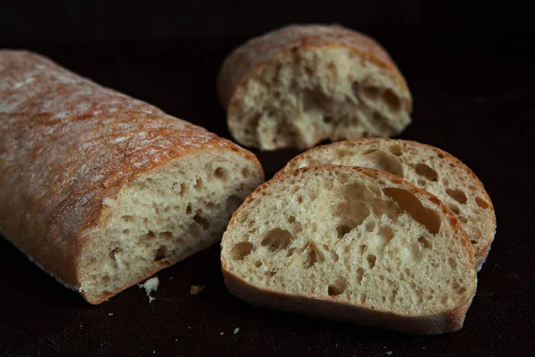 Pão de Ciabatta italiano fatiado fresco no fundo — Fotografia de Stock