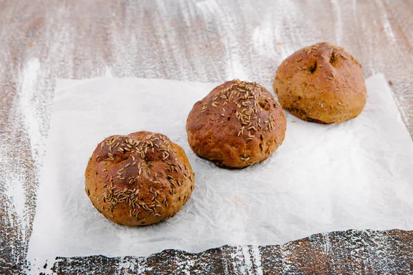 Разнообразие мелкого хлеба с семенами — стоковое фото