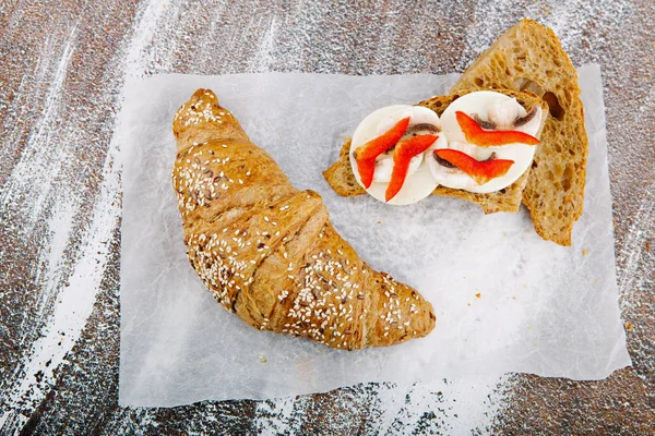 Sabrosos croissants mantecosos en bacground de harina integral — Foto de Stock