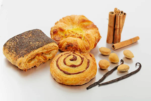 Sortiment aus gebackenem Brot und Weizen auf dem Tisch Hintergrund, hausgemachte Bäckerei — Stockfoto