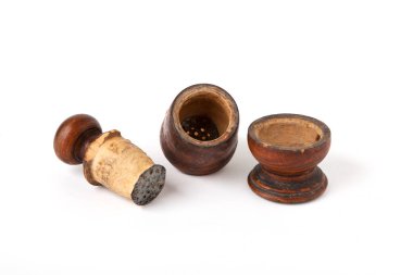 Beyaz arka plan üzerinde izole biber mill ayrıntıları