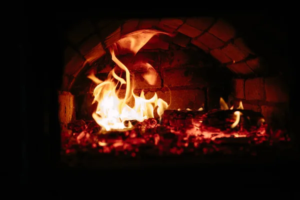 Vecchio forno con fuoco di fiamma Foto Stock Royalty Free