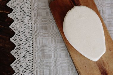 süzme peynir pn ahşap bir masa ve keten masa örtüsü