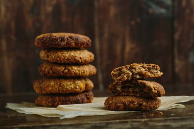 Tahta masada yulaf kurabiyesi yığını