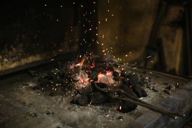 Smithy yangın alev ipuçları sparks closeup ile koyu arka plan