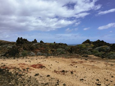 Harika bir manzara paslı bakan kırmızı çöl, uzak dağlar Fuerteventura Adası, Kanarya Adaları, İspanya