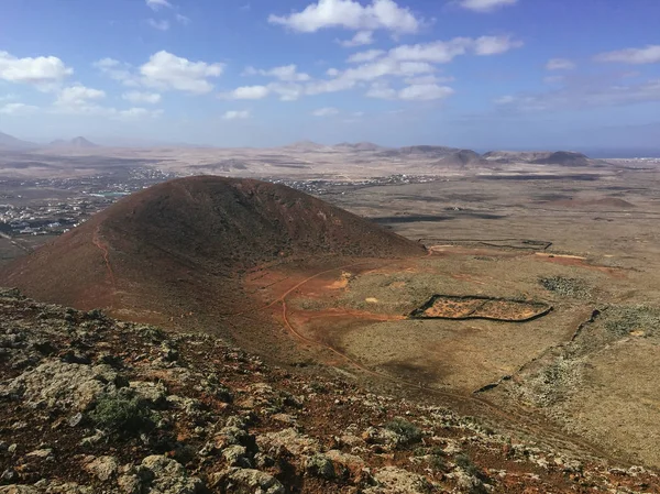 Bela vista para o deserto vermelho enferrujado, montanhas distantes na ilha de Fuerteventura, Canárias, Espanha — Fotografia de Stock