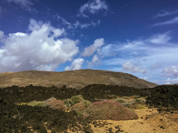 Belle vue sur le désert rouge rouillé, les montagnes lointaines de l'île de Fuerteventura, Canaries, Espagne — Photo