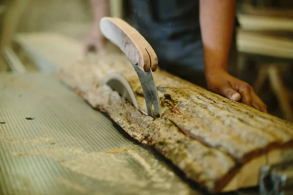 Snickare händer arbetar i trä möbelindustrin — Stockfoto