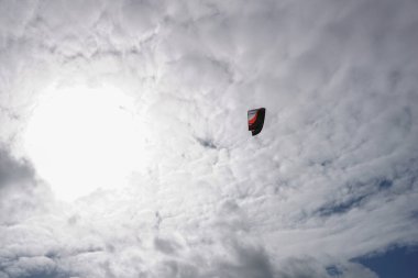 Bilinmeyen kitesurfer sörf Cofete, Fuerteventura, Kanarya Adaları, İspanya Atlas Okyanusu'nda düz masmavi bir su