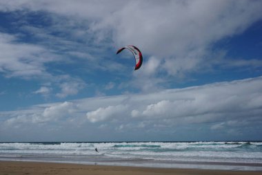 Bilinmeyen kitesurfer sörf Cofete, Fuerteventura, Kanarya Adaları, İspanya Atlas Okyanusu'nda düz masmavi bir su