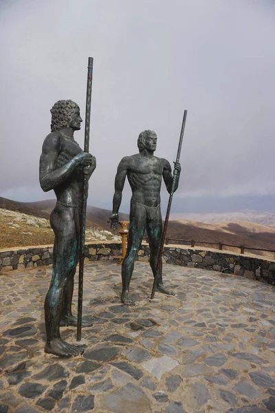 Fuerteventura - Estátuas de bronze de dois reis Ayose e Guise no passo de Betancuria — Fotografia de Stock