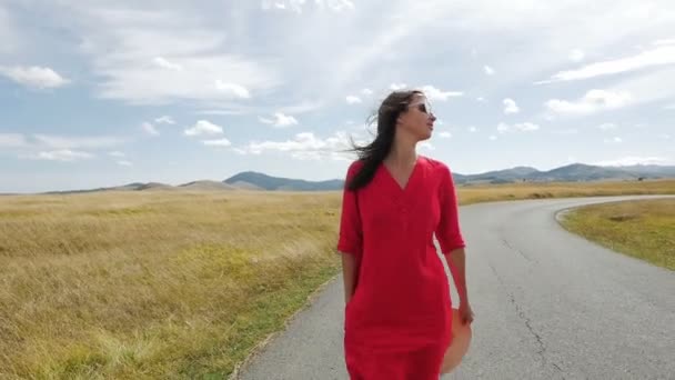 Девушка прогуливается в платье видео