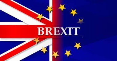 4k animasyon mavi afiş. Brexit strateji kavramı: Eu 'dan ayrılan Uk. Avrupa Birliği ve İngiltere 'nin soyut bayrakları. Farklı yönlere hareket ediyorlar. Britanya çıkıyor. Animasyon posteri
