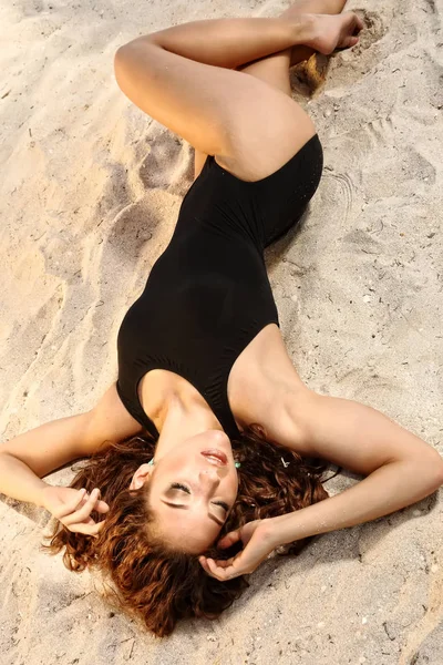 Sexy dziewczyna na plaży — Zdjęcie stockowe