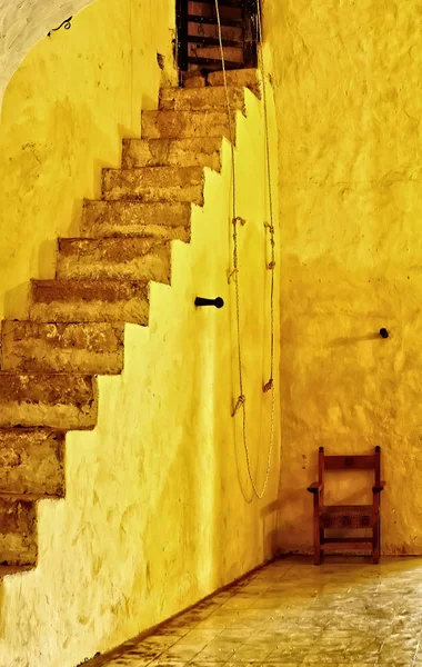 La escalera amarilla — Foto de Stock