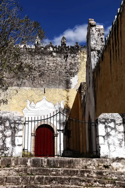 Hermosa entrada de un convento — Foto de Stock