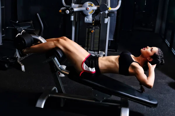 Sexy Frau, die im Fitnessstudio trainiert — Stockfoto