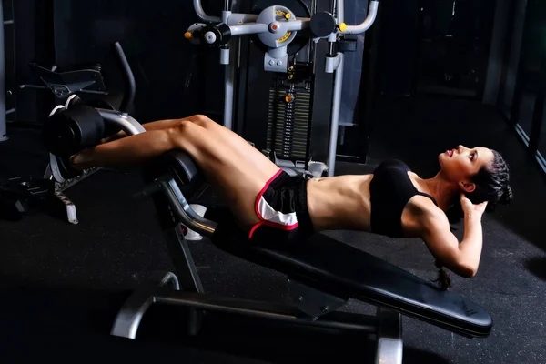 Seksi kadın spor salonunda egzersiz