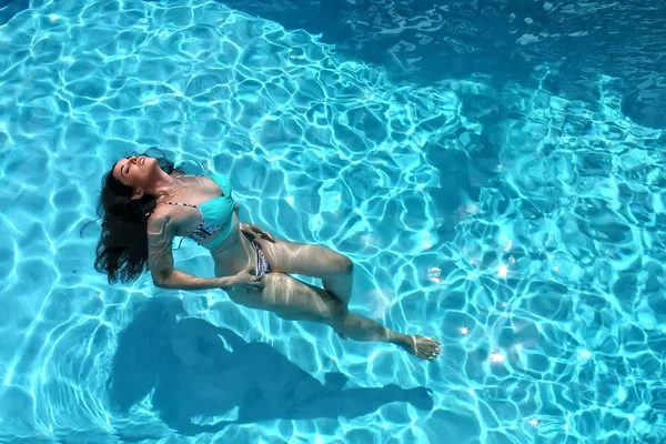 Belleza mujer nadando en una piscina — Foto de Stock